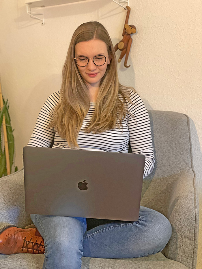 Franziska-arbeitend-Laptop